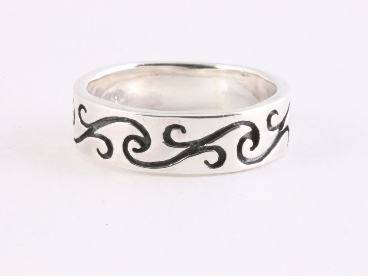 Zilveren ring met fantasiegravering - maat 18