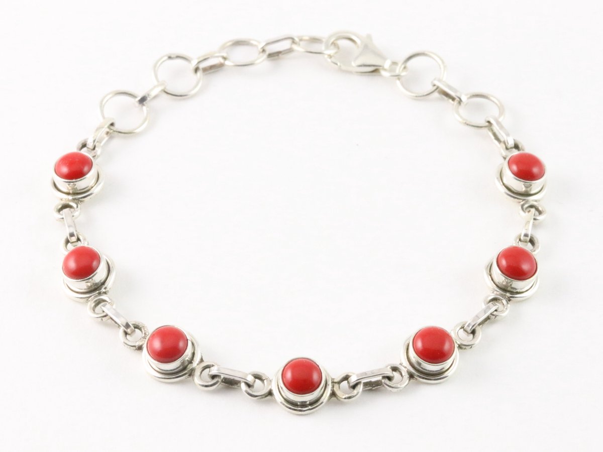 Fijne zilveren schakelarmband met rode koraal steen