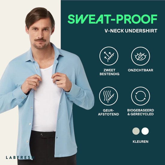 Man met witte V-hals T-shirt en een lichtblauwe open overhemd. Tekst: 'SWEAT-PROOF V-NECK UNDERSHIRT', 'ZWEET BESTENDIG', 'ONZICHTBAAR', 'GEUR-AFSTOTEND', 'BIOBASEERD & GEREKYCLED'.