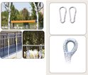 Set van brandtrappen met karabiners, bevestigd aan een reling en een horizontale stang.