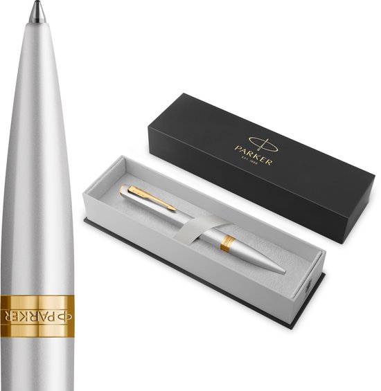 Vue détaillée d'un stylo Parker argenté aux accents dorés, dans une boîte cadeau avec une boîte noire ouverte à côté.
