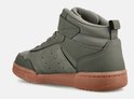 Zijaanzicht van de groene Skechers hoge sneaker met bruine zool.