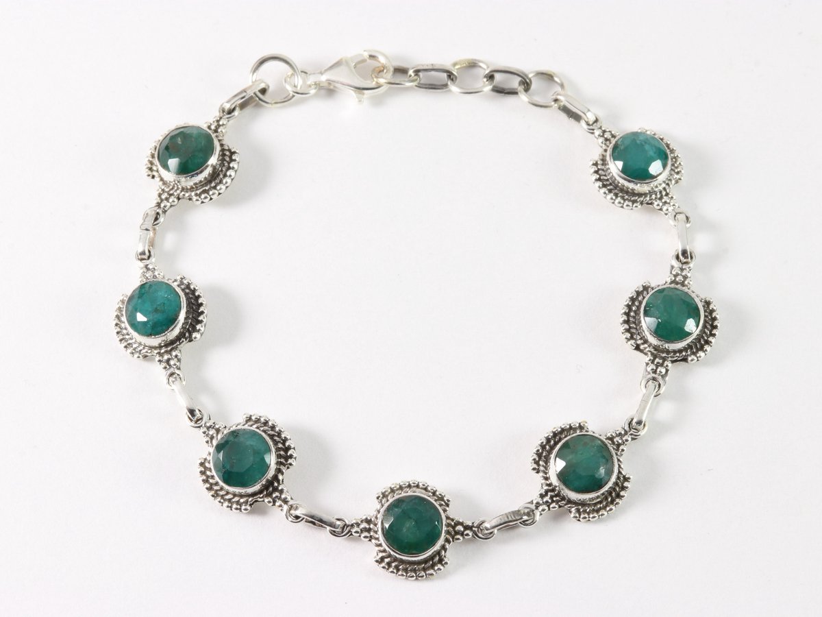 Bewerkte zilveren schakelarmband met smaragd