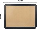 Bruine siliconen bakmat van 42x30 cm met zwarte rand en honingraat textuur.