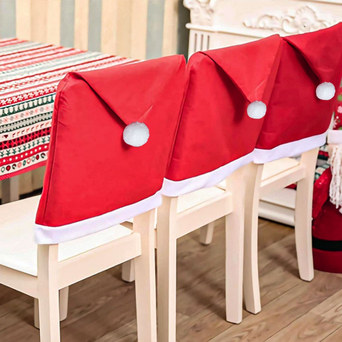 Kerst Stoelhoezen – Kerstmuts Stoeldecoratie – Rode Stoelhoes met Witte Boord en Pompon – Voor Kerstdiner, Eettafel en Feestdecoratie – 50 x 60 cm – 3 Stuks