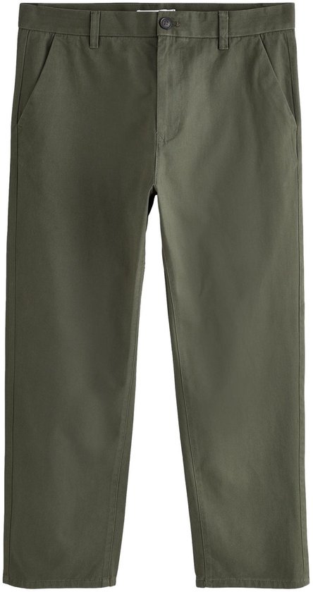 Olijfgroene chino met rechte pasvorm, voorzien van riemlussen en knoopsluiting.