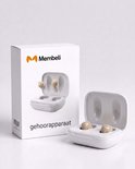 Witte verpakking van Membeli met het logo en de tekst "gehoorapparaat". Naast de verpakking een opengemaakte witte oplaadcase met beige hoortoestellen.