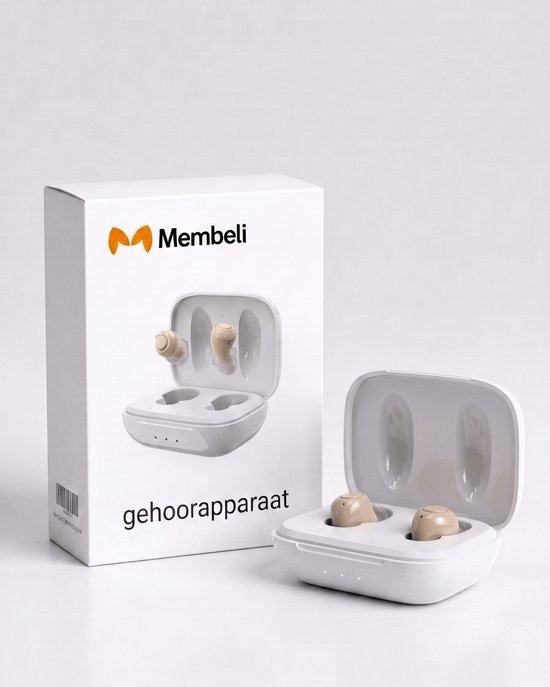 Witte verpakking van Membeli met het logo en de tekst "gehoorapparaat". Naast de verpakking een opengemaakte witte oplaadcase met beige hoortoestellen.