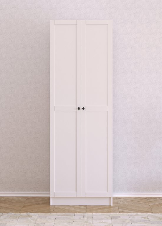 Witte kledingkast met twee deuren en zwarte knoppen, in een kamer met behang en houten vloer.