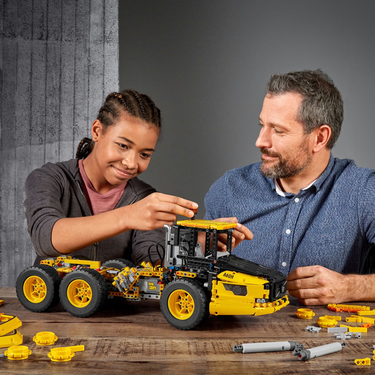 LEGO® Technic Volvo 6x6 Truck met kieptrailer (42114) bouwset, speelgoedmodel van een Volvo truck voor kinderen die dol zijn op constructievoertuigen (2193 onderdelen) — cadeau in Spellen & Speelgoed - foto 2