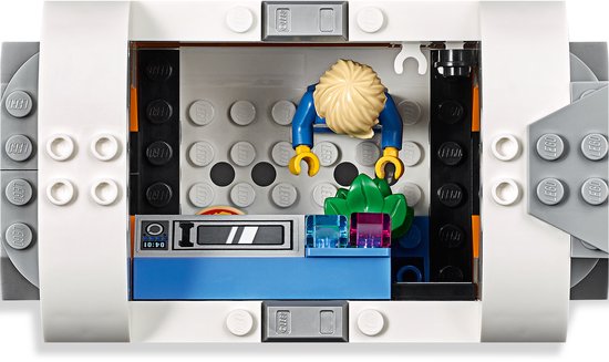 Interieur van een LEGO ruimtestation module met een astronaut, een groen plantje en een aanrecht.