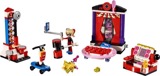 LEGO Harley Quinn speelset met tent, draaimolen, kermisspel en een gouden figuur op skateboard.