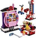 LEGO-onderdelen: Harley Quinn zit in een stoel bij een podium met een spel.