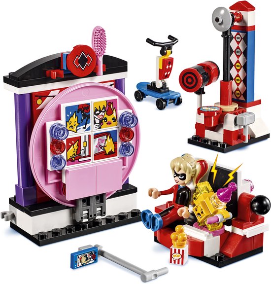 LEGO-onderdelen: Harley Quinn zit in een stoel bij een podium met een spel.