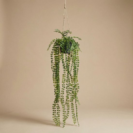 Kunst hangplant met parelkettingbladeren in een donkere pot, op een effen achtergrond.