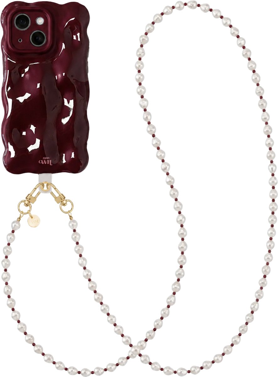 xoxo Wildhearts Bubbly case Burgundy - Burgundy Pearl (lang koord) - geschikt voor iPhone 13 - Hoesje met telefoonkoord - golvend hoesje met kralenketting - Telefoonhoesje met afneembaar koord - schokbestendig - Bordeaux rood / Burgundy