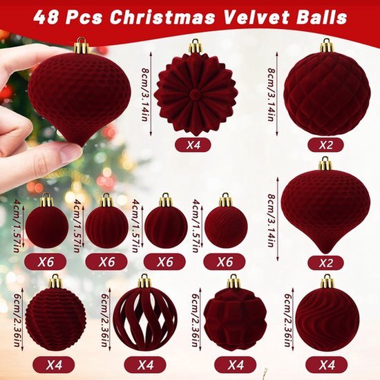 Een afbeelding met 48 bourgondische fluwelen kerstballen in 7 verschillende ontwerpen, met afmetingen en aantallen aangegeven. Er is ook een hand die een druppelvormige bal vasthoudt.