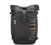 Zwarte rolltop rugzak met kleurrijk etno-patroon op de voorzijde en India-vlag patch.