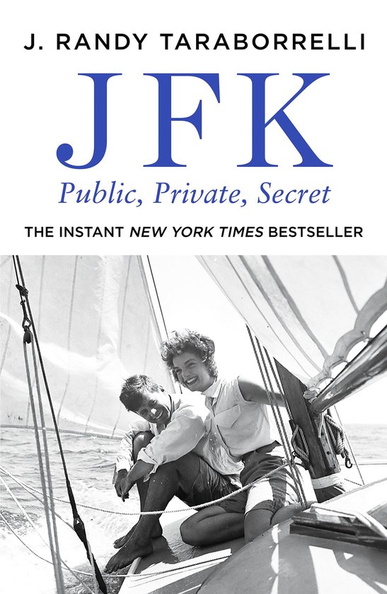 Boekomslag met J. Randy Taraborrelli's "JFK: Public, Private, Secret". Een zwart-witfoto toont een lachend jong stel op een zeilboot.
