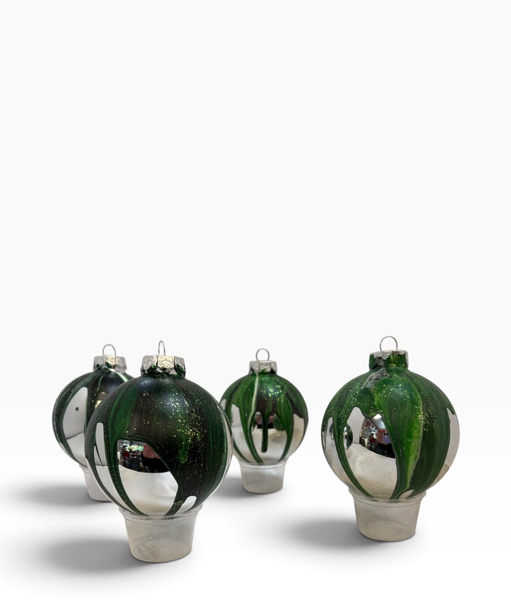 Set van 4 Handbeschilderde Kerstballen – Zilver & groen – Ø 8 cm – Unieke Kerstdecoratie – Riek van de Bor