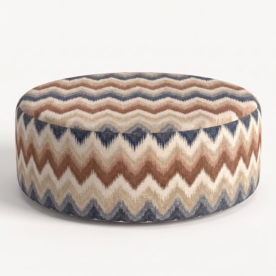 Ronde poef met een zigzaggend zigzagpatroon in bruin-, beige-, blauw- en crèmekleuren.