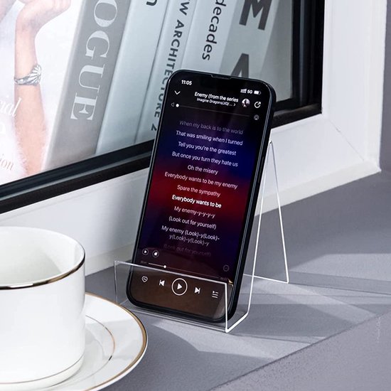 Smartphone in een transparante standaard, die een karaoke-app weergeeft.