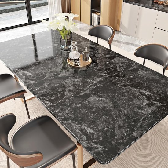 Eettafel met zwart marmerpatroon, met stoelen eromheen.