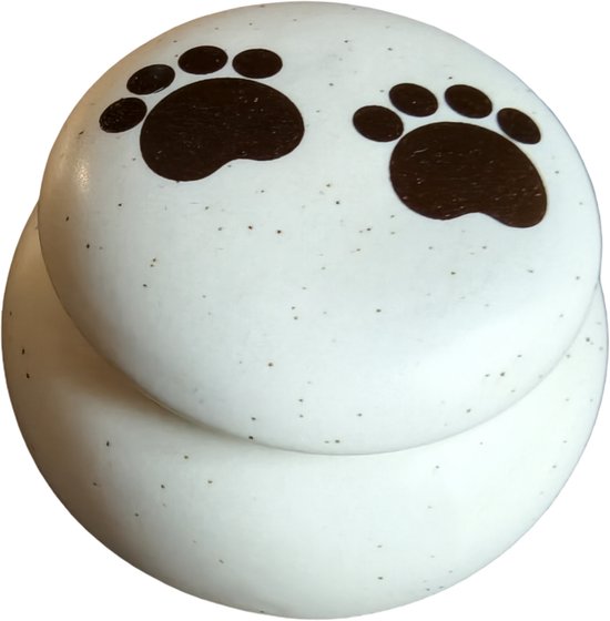 Kleine, ronde crèmekleurige urn met donkerbruine pootafdrukken op het deksel en een subtiel spikkelpatroon.