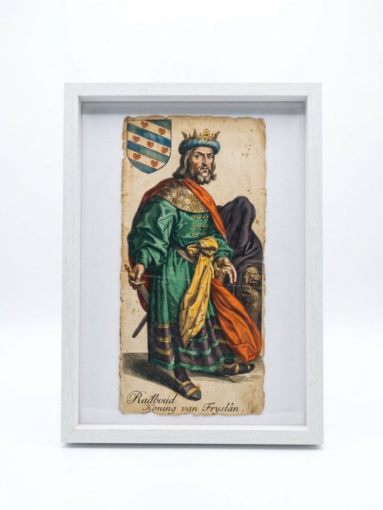 Ingelijste prent van Koning Radboud in groen gewaad met zwaard en wapenschild op verweerd papier.