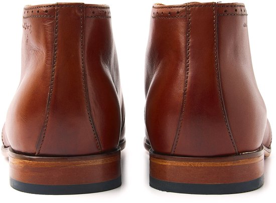 Achterkant van bruine lederen veterschoenen met decoratieve perforaties op de enkelrand.
