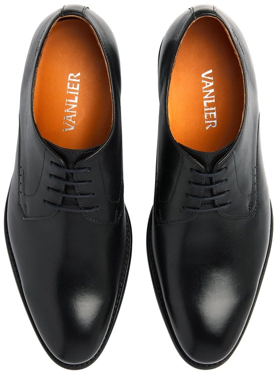 Bovenaanzicht van zwarte Van Lier veterschoenen met oranje binnenkant en merkopdruk.