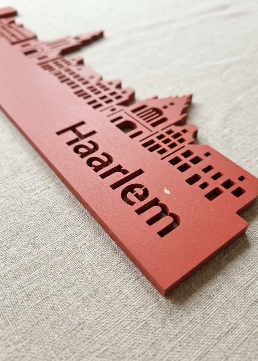 Houten Skyline Haarlem | Wanddecoratie voor aan de muur | Rood MDF | 70 x 14 cm