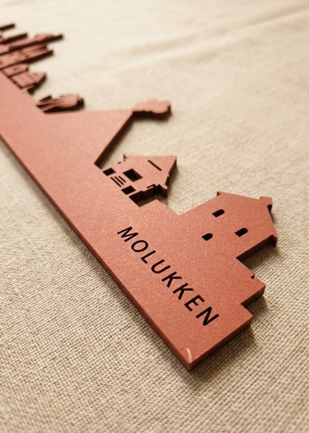 Houten Skyline Molukken | Wanddecoratie voor aan de muur | Rood MDF | 70 x 10 cm