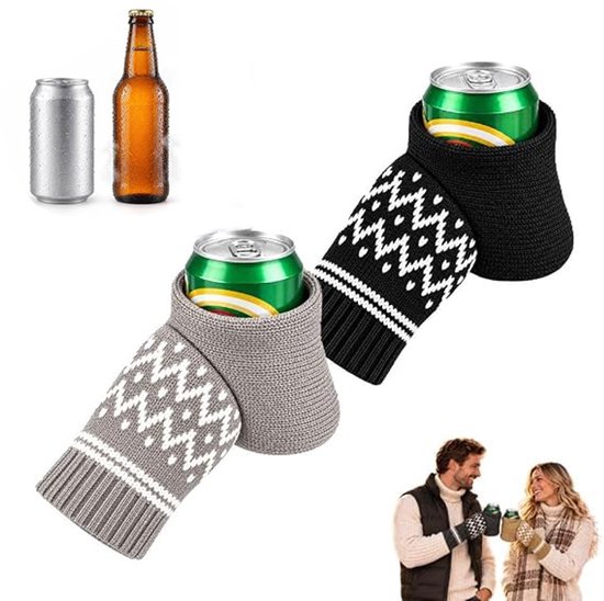 Twee gebreide bierwanten in zwart en grijs met een Scandinavisch patroon voor blikjes en flessen.