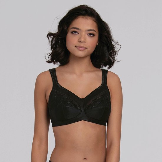 Model draagt een zwarte Anita Comfort Safina prothesebeha met kanten details op de cups en brede schouderbandjes.
