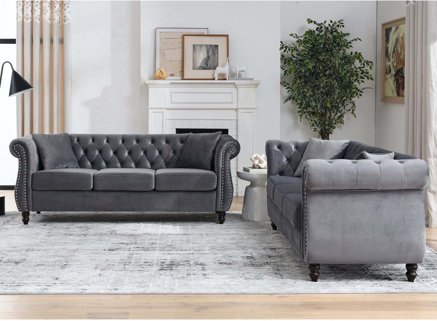 FloraGrace Chesterfield Bank 2-Zits - Gecapitonneerde Rugleuning en Gebogen Armleuningen - Woonkamer - Fluweel en Hout - Grijs