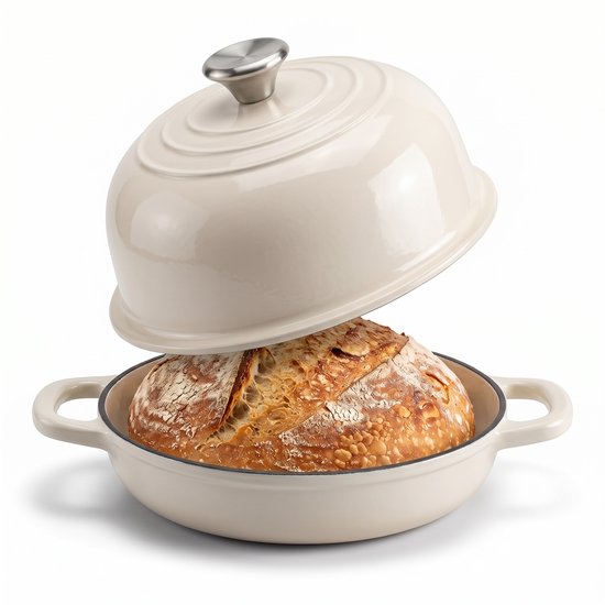 Crèmekleurige broodbakpan met opgetild koepeldeksel en een bruin, versgebakken brood erin.