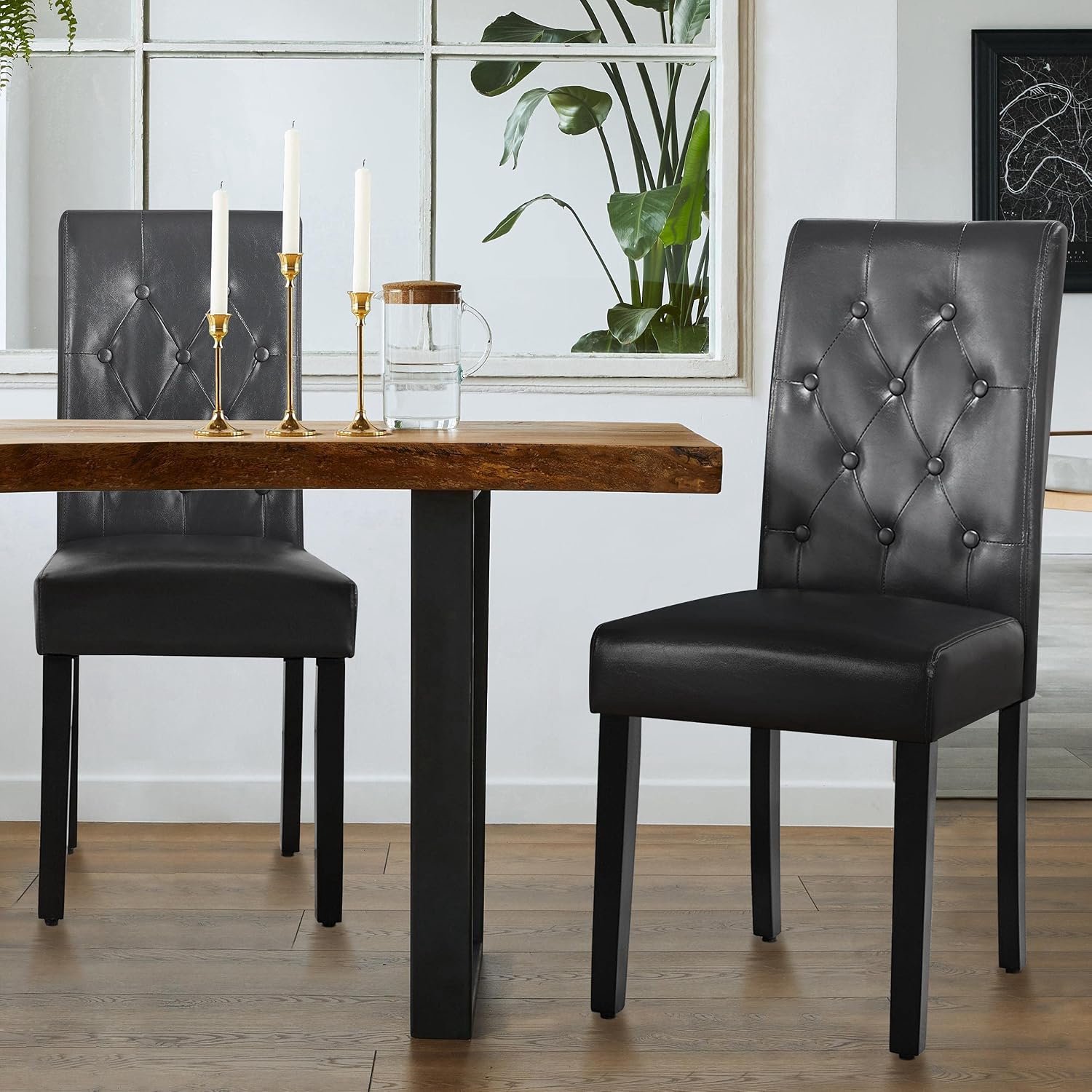 Eetkamerstoel met Armleuningen Set van 4 – Grijze Gestoffeerde Keukenstoelen met Hoge Rugleuning, Comfortabele Schuimvulling, Waterafstotende Kunstleren Bekleding en Massief Rubberhouten Poten – 60,5 x 45,5 x 98 cm