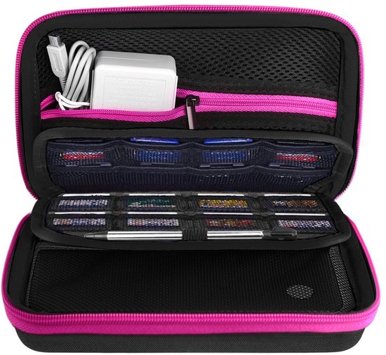 Binnenzijde van een zwarte draagtas met roze details, voorzien van opbergvakken voor adapters en spelkaarten.