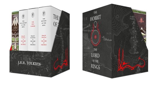 Boxset met The Hobbit en The Lord of the Rings in witte banden met zwarte kaarthoes en rode drakenillustratie.