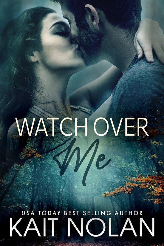 Koppel kust in een mysterieus bos op de boekomslag 'Watch Over Me' van bestsellerauteur Kait Nolan.