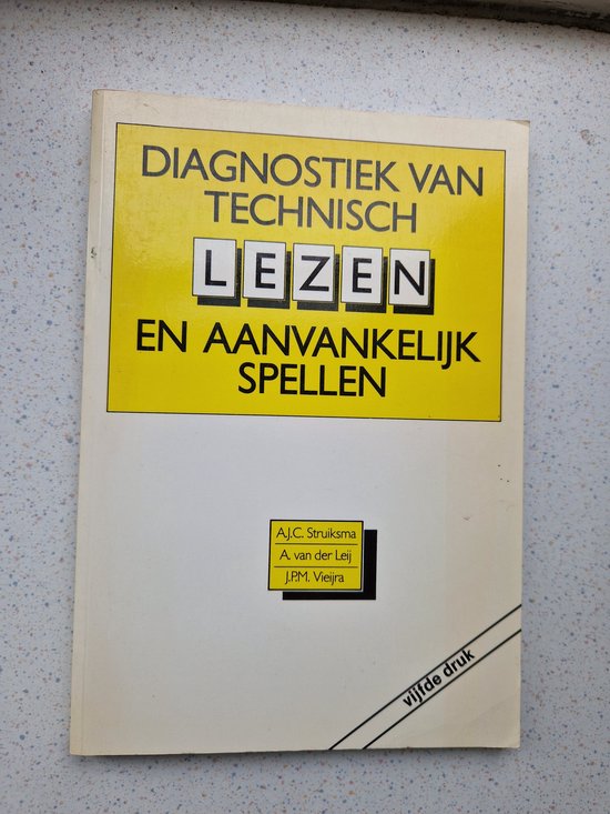 Voorkant van boek met gele achtergrond, titel in zwart en tekst in blokjes. Vijfde druk.