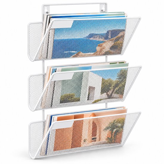 Wit metalen tijdschriftenrek met drie vakken, gevuld met brochures en afbeeldingen van interieurs.