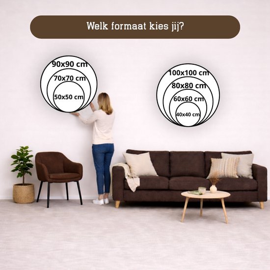 Vrouw kiest een formaat muurcirkel: 50x50 cm, 70x70 cm, 90x90 cm en 40x40 cm, 60x60 cm, 80x80 cm, 100x100 cm.