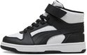 Zijkant van zwart-witte PUMA sneaker met PUMA-logo in reliëf op de witte tussenzool.