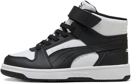 Zijkant van zwart-witte PUMA sneaker met PUMA-logo in reliëf op de witte tussenzool.