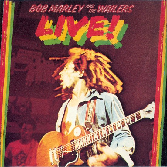 Bob Marley met dreadlocks speelt gitaar op het albumcover van LIVE! met groen-geel-rode accenten.