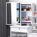 Witte kaptafel met verschuifbare HD spiegel en planken met cosmeticaproducten.