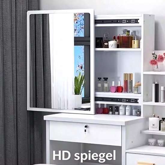 Witte kaptafel met verschuifbare HD spiegel en planken met cosmeticaproducten.
