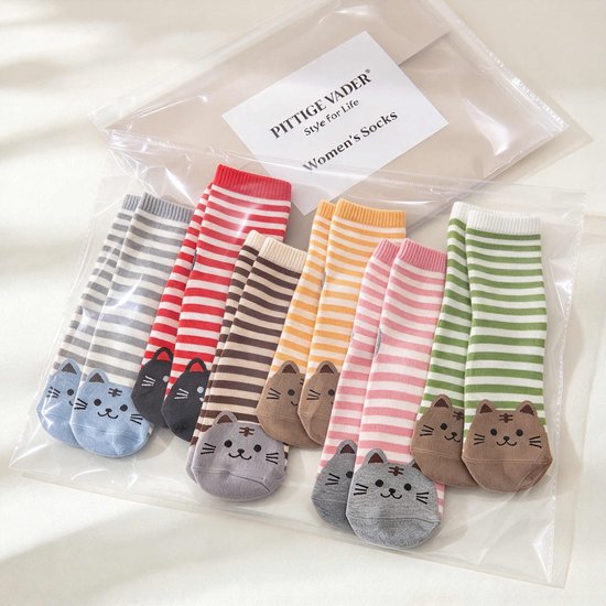Zes paar gestreepte Pittige Vader damessokken met kattengezichten, verpakt in een doorzichtige plastic hoes.